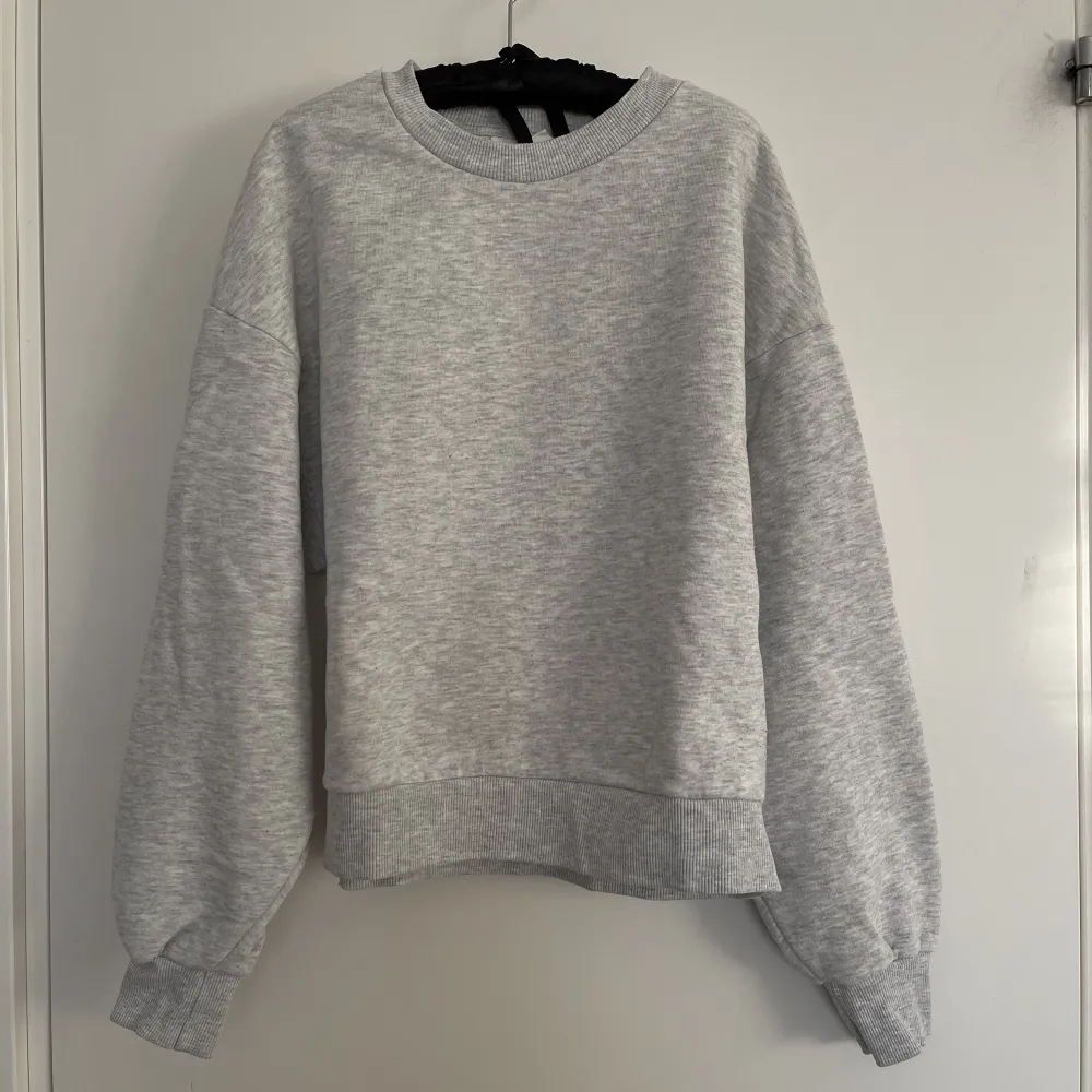 Säljer denna ljusgråa sweatshirt från Gina tricot i storlek xs. Lite nopprig. Välanvänd och därav priset . Hoodies.