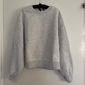Säljer denna ljusgråa sweatshirt från Gina tricot i storlek xs. Lite nopprig. Välanvänd och därav priset 