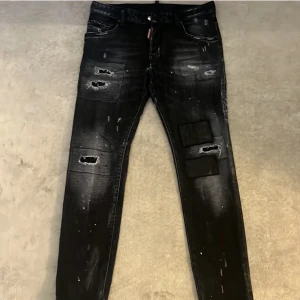 Dsquared2 Jeans - Säljer dessa äkta Dsquared2 jeans, de kommer med tag men inget kvitto.  Nypris : 6000 på farfetch.  Säljs för : 2800  Snabbaffär kan gå ner några hundralappar.  Storlek 46 IT 