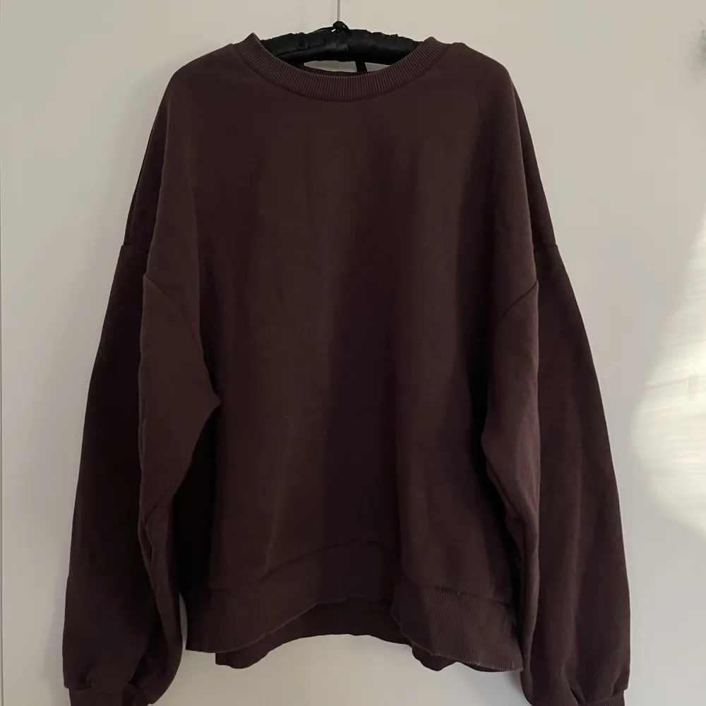 Säljer denna bruna sweatshirt från Gina tricot i storlek S. Fint skick . Hoodies.