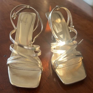 Klackskor - Guldiga klackar💓