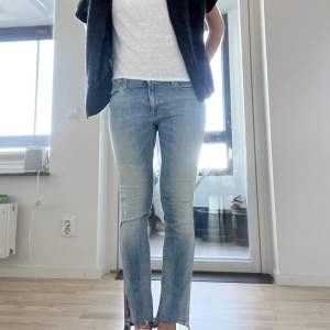 Jättefina jeans från replay med snygg detalj nertill!❤️