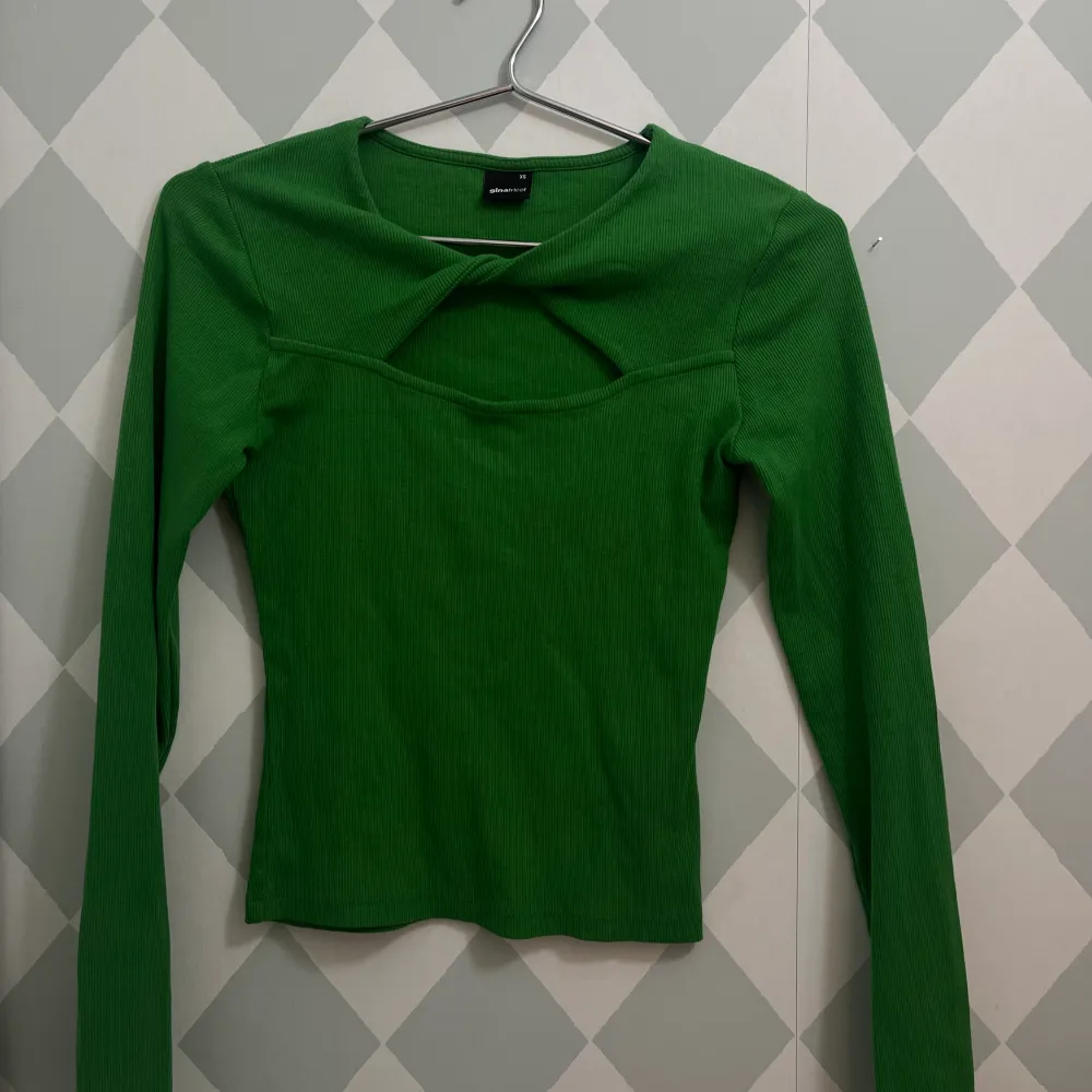 Grön ribbad tröja från Gina Tricot, använd fåtalgånger❤️. Tröjor & Koftor.