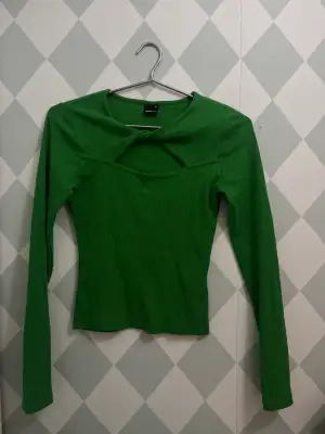 Grön ribbad tröja från Gina Tricot, använd fåtalgånger❤️