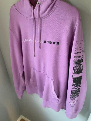Hoodie - Säljer denna Hoodie då jag inte använder den. Den är imperfekt skick som ny!