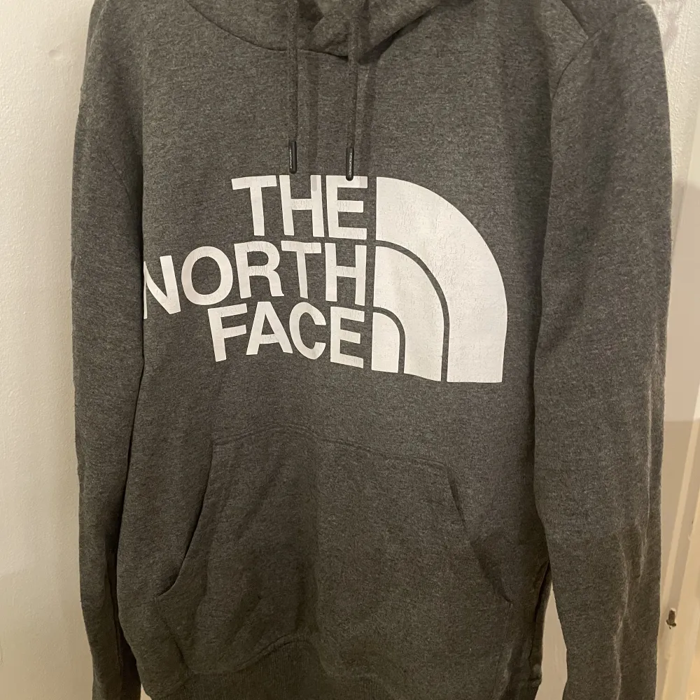 Väldigt mysig hoodie från märket The north face. Storlek Xs men passar S. Fint skick.. Hoodies.