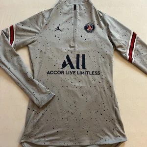 PSG fotbollströja (dam modell) - Psg fotbollströja i storlek Xs (dam) slim fit, bra skick, använd ett fåtal gånger, pris kan diskuteras🤍