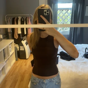 Brunt linne - Brunt ribbat linne från Bik Bok, aldrig använt därav prislappen  Köpare står för frakt <3