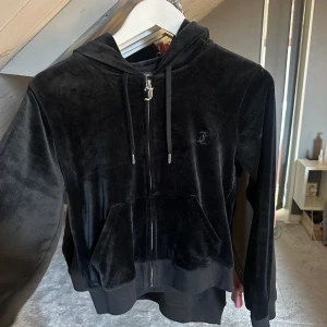 Juicy Couture set  - Säljer detta sååå fina och mysiga juicy set😍 både byxorna och tröjan är i väldigt bra skick men kommer tyvärr inte till användning för mig längre :( hör av er vid frågor💕 pris kan diskuteras🙌🏼💙