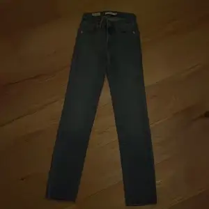 säljer mina levis jeans i storlek 23 pga att de inte kommer till användning! skriv privat för fler bilder
