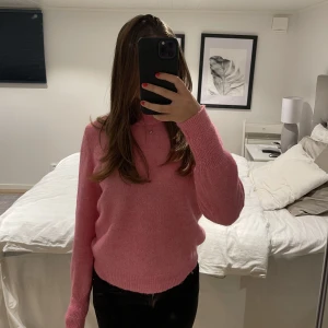 Stickad tröja  - Jag säljer min jättefina rosa stickade tröja som jag knappt andvänt. Den är i mycket bra skick 💓