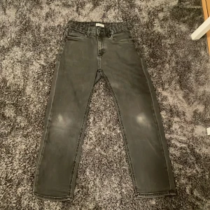 Feta regular fit jeans - Feta regular fit jeans från Lindex nypris 400kr mitt pris 100kr  8/10 skick passar den som är runt 170👍hör av dig om du har några frågor