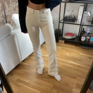 Manchester byxor - Jättefina Manchester byxor/jeans. Knappt använda. Storlek 32, men skulle säga att de även passar om man har 34/36
