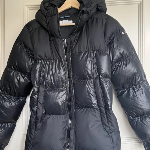 Jacka - Skitsnygg svart jacka från Columbia! Kommer tyvärr inte till användning🖤 Köpt förra vintern, använd varsamt så nästan som ny! Kan användas både till vardags och som skidjacka. Köpt för 1200kr! Priset går att diskutera😚