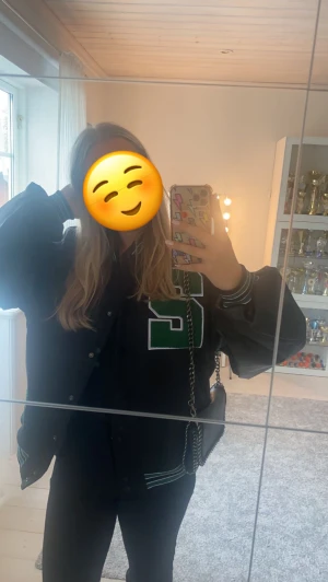 Bomberjacka  - Säljer min jacka från boohoo. Använd endast 1 gång. Nyskick. Strl 34. Stor i storleken💓💓