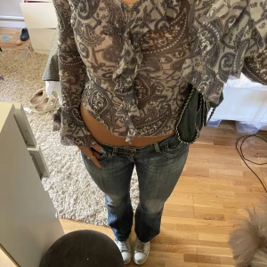 mönstrad blus - tajt mönstrad blus från CLOCKHOUSE, storlek S 🫶🏼 sista bilden visar färgen bäst 😇