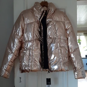 Helt ny aldrig använd guldjacka - En helt ny aldrig använd guld jacka märke esmara storlek M 40/42 köparen står för frakten 😊