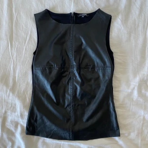 Lädertopp  - Topp med fakeläderfram o tyg bak, skitsnygg! Står storlek 34 på lappen men passar mer som 38 (M) om man vill att den ska sitta tight 💋