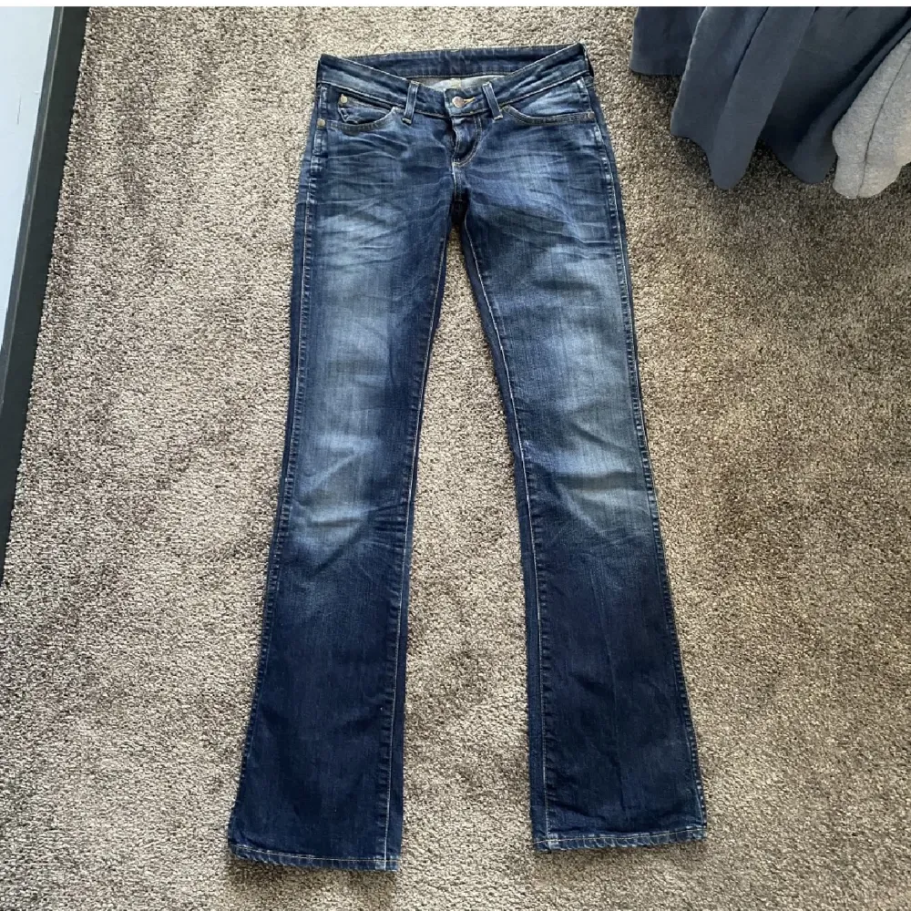 Säljer nu dessa lågmidjade bootcut wrangler jeansen då de inte passar. Köpta på plick i jättefint skick! W25 L32, midjemått 35cm 🤗. Jeans & Byxor.