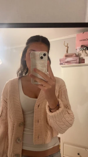 Ljusrosa kofta🩷 - Säljer nu den här jättefina ljusrosa koftan som passar perfekt nu till hösten🥰 Aldrig använd eftersom att jag inte gillade hur den satt på mig. Köpt från Sellpy men är originellt från Hm. 