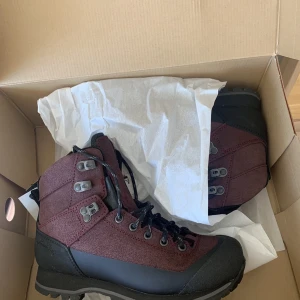 OANVÄNDA vandringskängor från Lundhags stl 36  - Köpte dessa men råkade tyvärr klicka hem fel storlek för mig, de är alltså helt nya och oanvända. Perfekt för hösten fjällvandringar och utflykter 🍁🏔️