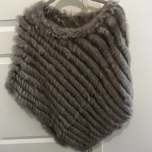 Päls poncho  - Grå poncho i jätte fint skick 