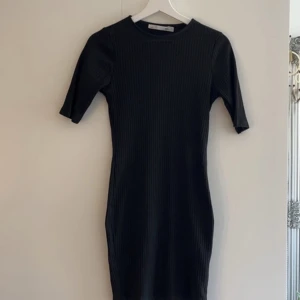 Tight klänning - Svart tight klänning med ärmar i t-shirt. Från lager 157.