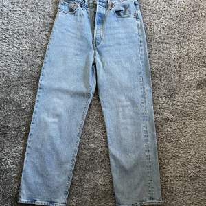 Säljer mina jeans då dom inte kommer till användning. Har någon liten fläck på framsidan (bild 3) men tycker inte man lägger märke till den! I övrigt fint skick