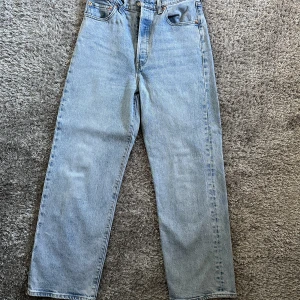Levi’s Ribcage Straight - Säljer mina jeans då dom inte kommer till användning. Har någon liten fläck på framsidan (bild 3) men tycker inte man lägger märke till den! I övrigt fint skick