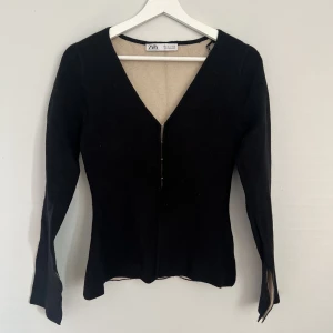 Kofta  - Kofta från zara. Ger fin siluett då den är figursydd😊 Skits vid ärmarna!