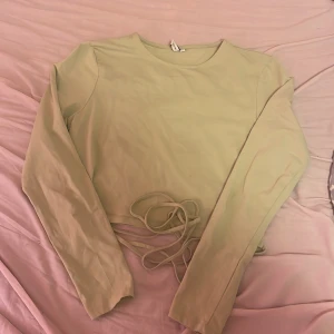 Grön topp  - Säljer denna gröna topp eftersom den aldrig kommer till användning💚sänker priset lite eftersom ett av snöret håller på att lossna men de går att sy igen! 