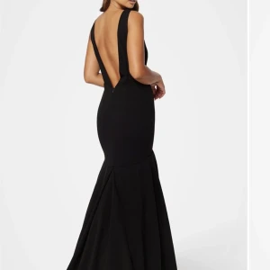 Balklänning  - En super fin balklänning från Bubbelroom. Har tyvärr inte kommit till användning så den är i ny skick. Obs! Köparen står för frakten.