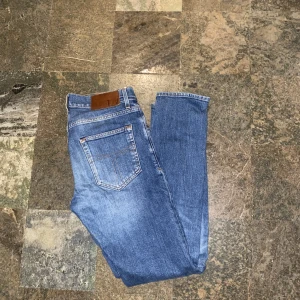 Tiger of Sweden Jeans - Jätte stiliga tiger of sweden Jeans som är perfekta till vardagen🏫🍂. Jeans är i stroleken W 28 L 32 utan några defekter. Nypriset på jeansen ligger på 1199 men jag säljer de för 299kr. Ställ frågor om du har några funderingar.