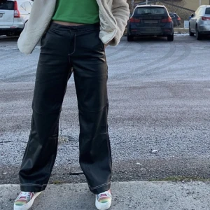 Skinnbyxor Zara - 🩷Lånade bilder från engla löfs Instagram 🩷 snygga Skinnbyxor från Zara med brunasömmar istället för svarta som på bilden