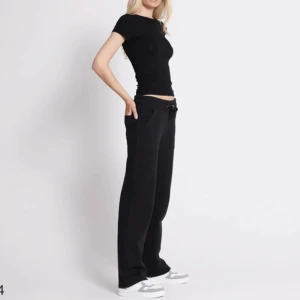 Lowwaist mjukisbyxor  - Svarta lågmidjade mjukisbyxor från Lager157. Nyskick, säljer då dom inte kommit till användning!