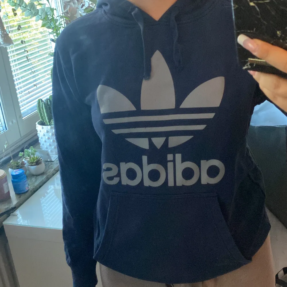 Vintage adidas hoodie, säljer då den är för liten för mig. Storlek xs herrmodel.. Hoodies.