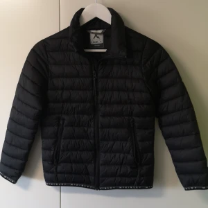McKinley dunjacka  - Svart McKinley dunjacka i storlek 134/140. Inga skador
