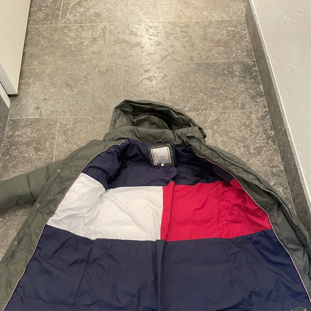 Säljer en fin dunkappa från Tommy Hilfiger. Storlek 152. Mkt fint skick. Jackor.