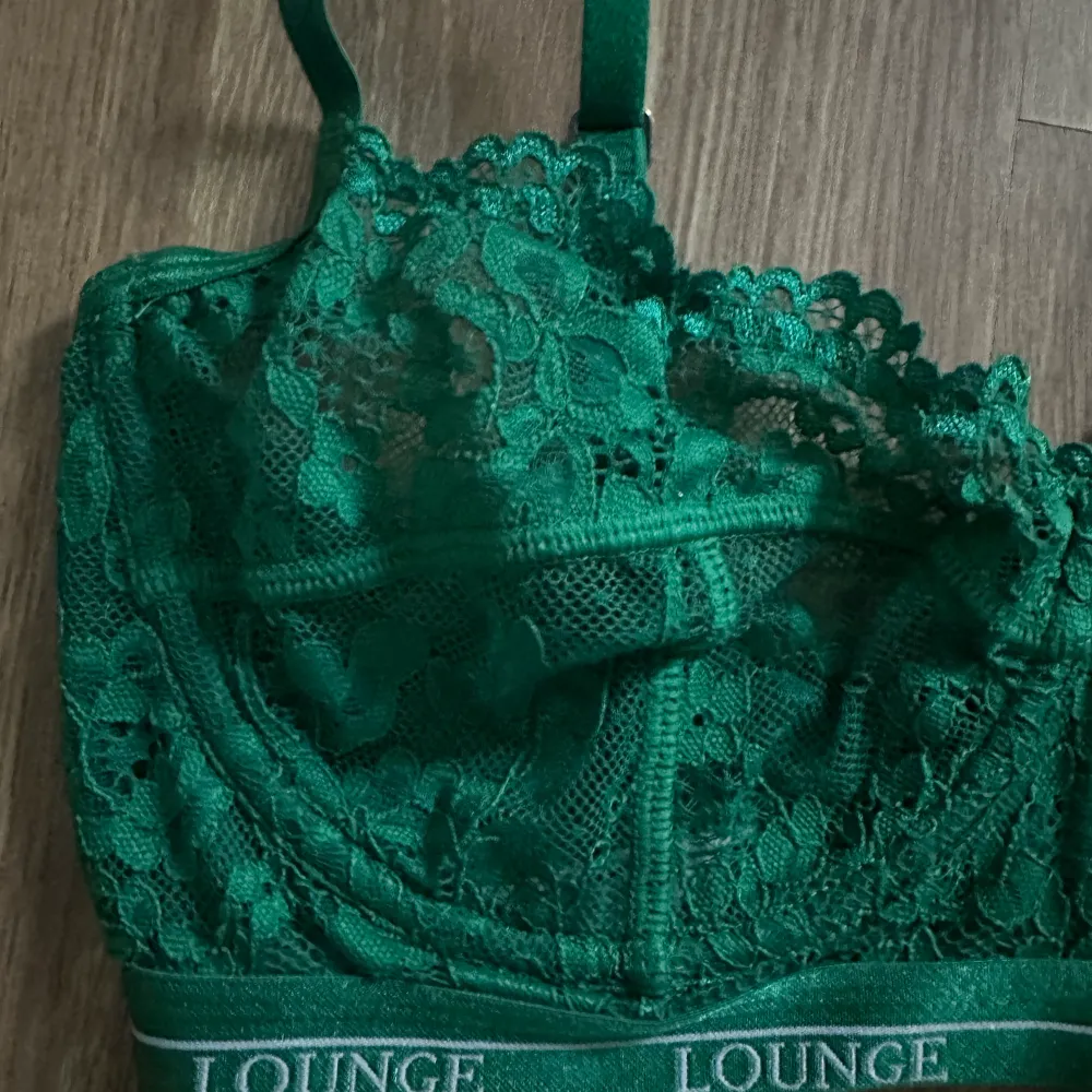 Säljer denna super snygga smaragdgröna Balcony Blossom braletten från Lounge Underwear, braletten är i fint skick och är i storlek 65G skick. FAST PRIS 200kr + frakt.. Toppar.