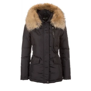 Hollies jacka - Jacka i storlek 36. jätteskön och varm att bära under vintern. Väldigt fin och len päls (notera att bandet till kedjan gått av men fungerar fortfarande) 💕ordinarie pris: ca 4500kr Säljer den billigare!