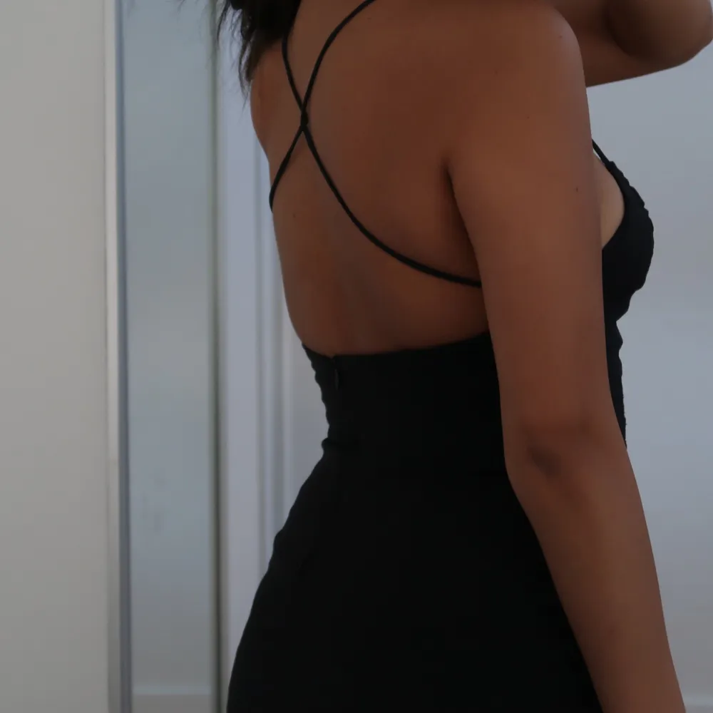 En helt svart klänning, inga detaljer förutom ryggen, är mer tajt mot midjan så skapar en väldigt fin form. (Fråga för mer bilder) . Klänningar.