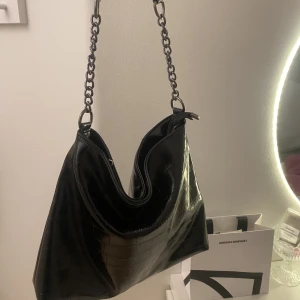 Väska - Rymlig snygg väska🤍🤍som man får plats med mycket i⭐️⭐️använ endast en gång