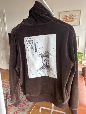 LIMITATO Hoodie- 69/500 exemplar - Hej säljer nu min limitato hoodie jag köpte förra året. Det finns en defekt och det är att en silver knapp som ska sitta på snöret är borta. Det finns endast 500 exemplar vilket gör den väldigt limiterad. Small men något liten i storleken. 