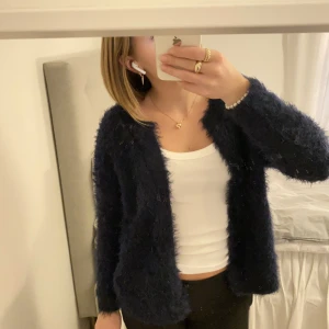 Vila kofta  - Säljer min mörkblåa lurviga kofta då den inte kommer till användning längre, den är i storlek M men passar S. Den är i fint skick och passar perfekt till hösten❣️