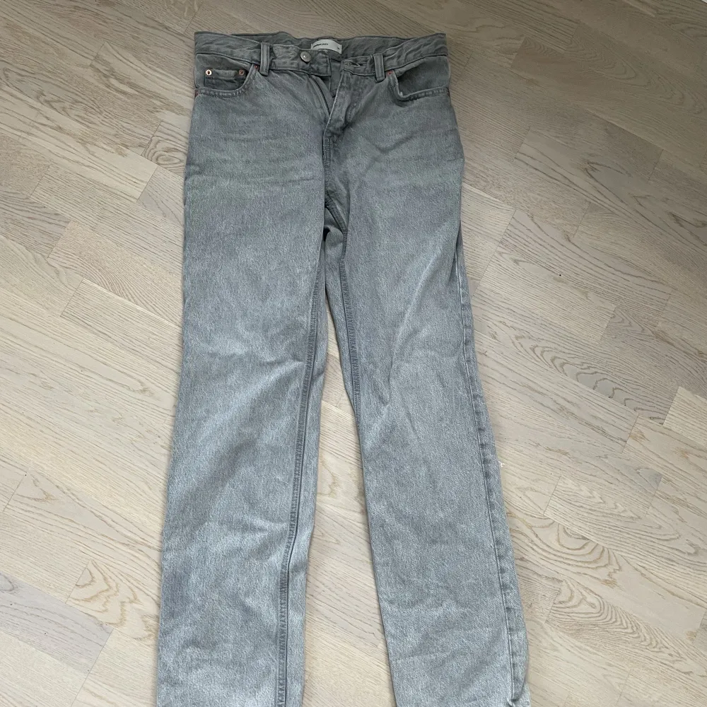 Så snygga gråa lågmidjade jeans från Gina tricot, helt nya så aldrig använda, tyvärr för små för mig. Storlek 34. Jeans & Byxor.