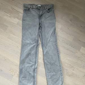 Så snygga gråa lågmidjade jeans från Gina tricot, helt nya så aldrig använda, tyvärr för små för mig. Storlek 34