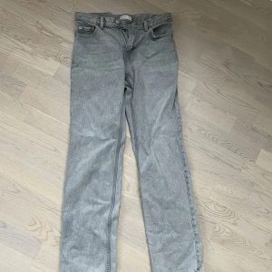 Low straight jeans - Så snygga gråa lågmidjade jeans från Gina tricot, helt nya så aldrig använda, tyvärr för små för mig. Storlek 34