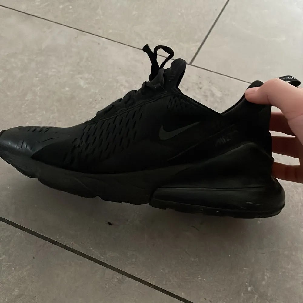 Nike air 270 i använd cond ett litet hål i ena skon men annars i bra skick priset kan diskuteras vid snabb affär köpt för 1,400. Skor.