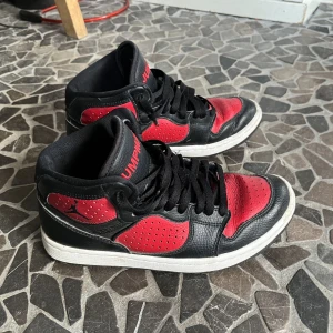 Jumpman jordans - Säljer nu mina jumpmans som j aldrig använder, storlek 40,5 men passar 39! Skriv för fler bilder! 💕