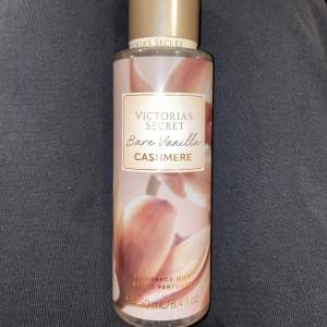 bare vanilla body mist, helt ny (endast testat) & fick den idag men gillar inte den 🫰